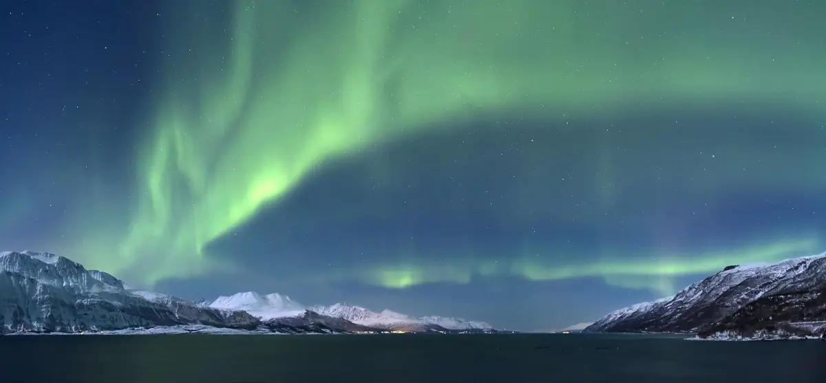 Polarlichter über dem Lyngenfjord