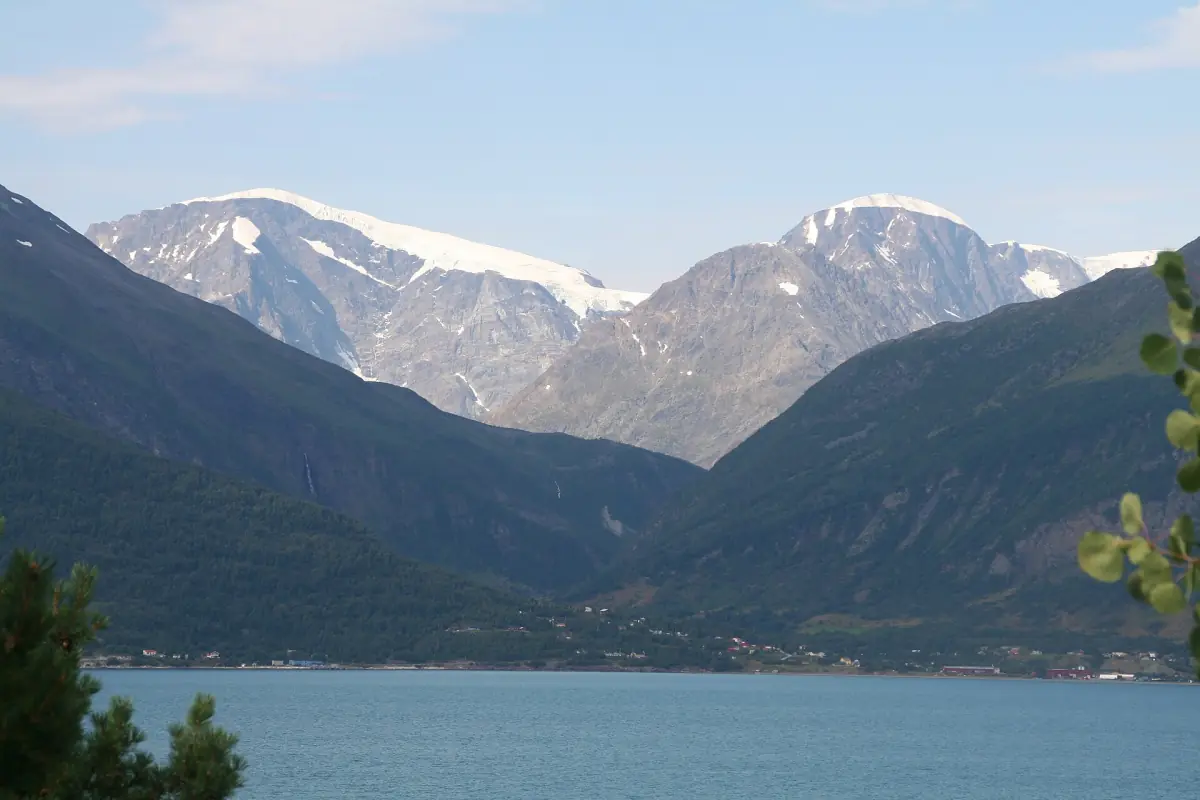 Verschneite Gipfel des Jiehkkevárri über dem Fjord