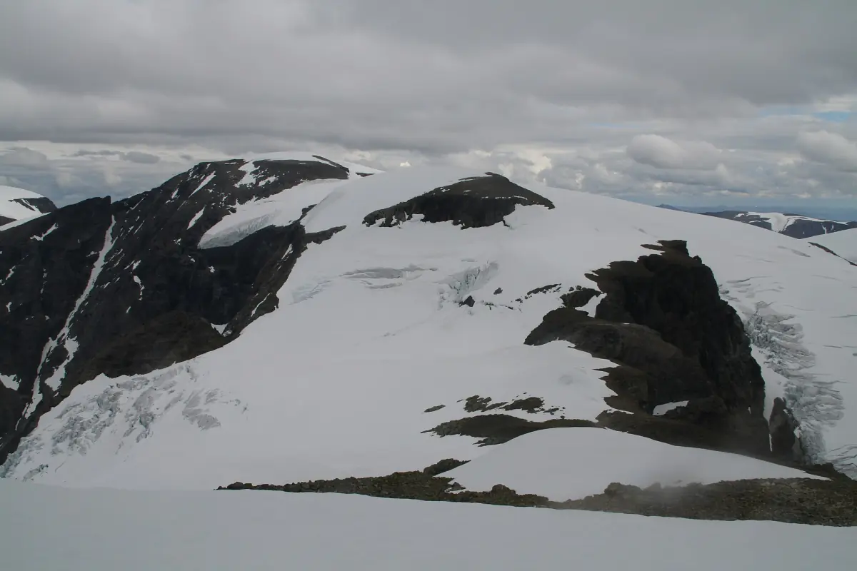 Schneefelder und Grate am Jiehkkevárri