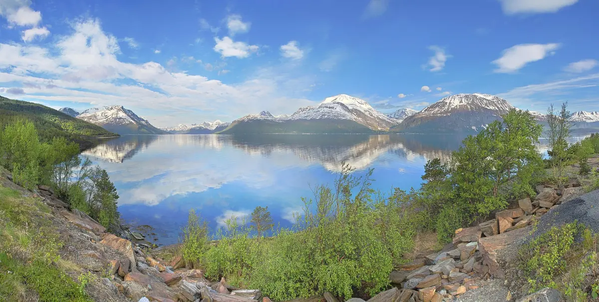 Der Lyngenfjord und seine Berge von der Ostküste